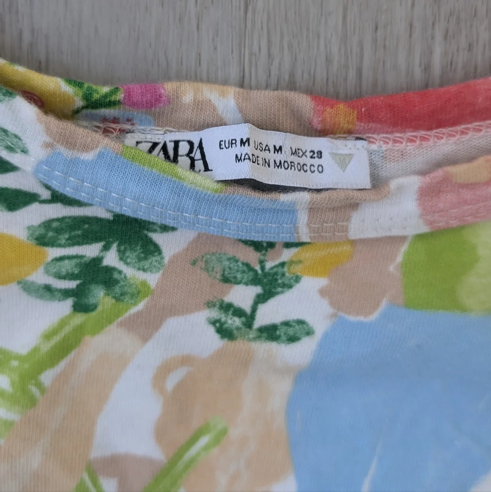 ZARA Cropped Graphic Short Sleeved T-shirt With Lemon & Floral Print Size M - Picture 3 of 6